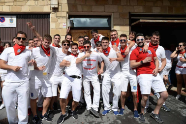 Cientos de personas aguardaron con emoción el momento del chupinazo en la plaza del Ayuntamiento