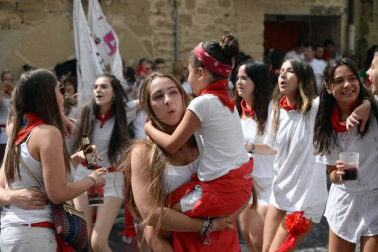 Cientos de personas aguardaron con emoción el momento del chupinazo en la plaza del Ayuntamiento