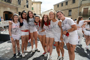 Cientos de personas aguardaron con emoción el momento del chupinazo en la plaza del Ayuntamiento