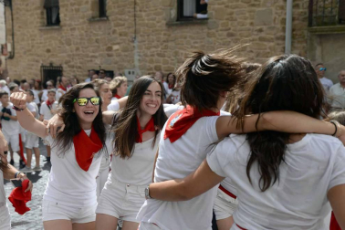 Cientos de personas aguardaron con emoción el momento del chupinazo en la plaza del Ayuntamiento