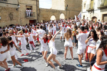 Cientos de personas aguardaron con emoción el momento del chupinazo en la plaza del Ayuntamiento