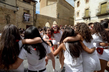 Cientos de personas aguardaron con emoción el momento del chupinazo en la plaza del Ayuntamiento