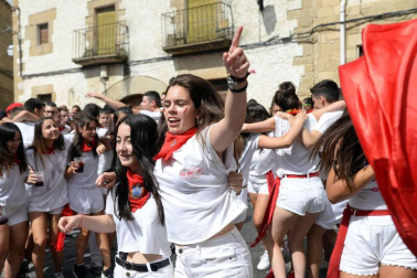 Cientos de personas aguardaron con emoción el momento del chupinazo en la plaza del Ayuntamiento
