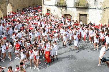 Cientos de personas aguardaron con emoción el momento del chupinazo en la plaza del Ayuntamiento