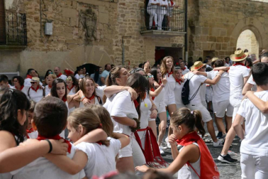 Cientos de personas aguardaron con emoción el momento del chupinazo en la plaza del Ayuntamiento