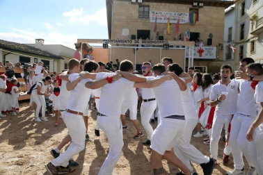 Fotos del cohete de fiestas de Mendigorría