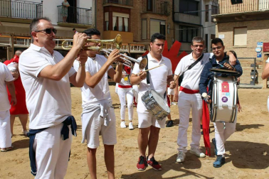 Después de un año, Lerín se volvió a vestir de blanco y rojo este martes, 14 de agosto, primer día de sus fiestas patronales.