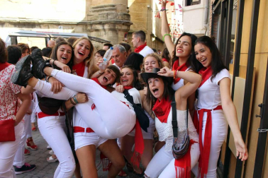Después de un año, Lerín se volvió a vestir de blanco y rojo este martes, 14 de agosto, primer día de sus fiestas patronales.