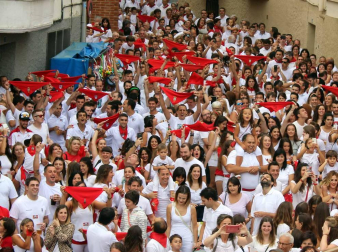 Después de un año, Lerín se volvió a vestir de blanco y rojo este martes, 14 de agosto, primer día de sus fiestas patronales.