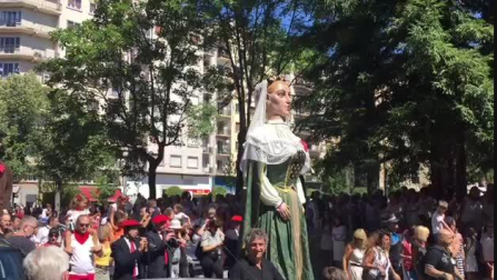 Salida de la comparsa de gigantes en las fiestas de Burlada