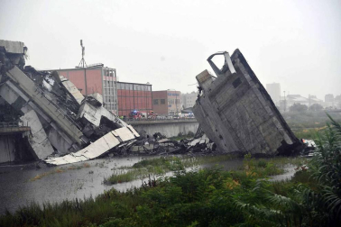 Un tramo del viaducto en la ciudad italiana de Génova se ha derrumbado este martes y las autoridades buscan damnificados entre los vehículos caídos al vacío y bajo los escombros.