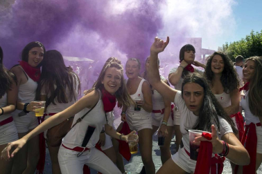 Imágenes de los vecinos de Aibar y visitantes durante las fiestas de Aibar con el lanzamiento del cohete y su ambiente en la plaza del Ayuntamiento