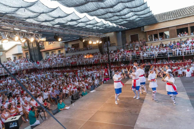 En el marco de sus fiestas patronales, Murchante disfrutó este miércoles de la undécima edición de su tradicional Paloteado.