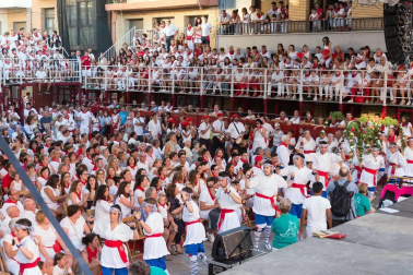 En el marco de sus fiestas patronales, Murchante disfrutó este miércoles de la undécima edición de su tradicional Paloteado.