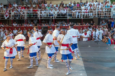 En el marco de sus fiestas patronales, Murchante disfrutó este miércoles de la undécima edición de su tradicional Paloteado.
