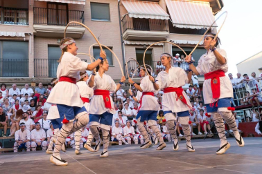 En el marco de sus fiestas patronales, Murchante disfrutó este miércoles de la undécima edición de su tradicional Paloteado.
