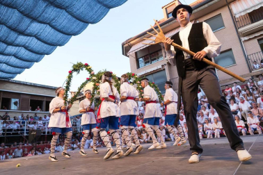 En el marco de sus fiestas patronales, Murchante disfrutó este miércoles de la undécima edición de su tradicional Paloteado.