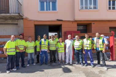 Decenas de cabanilleros disfrutaron del cohete, en el que el Ayuntamiento dio 108 botellas de cava