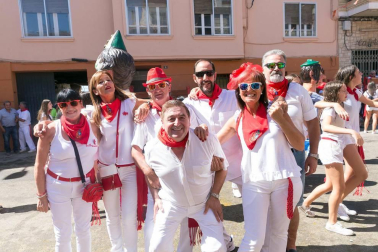 Decenas de cabanilleros disfrutaron del cohete, en el que el Ayuntamiento dio 108 botellas de cava