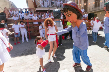 Decenas de cabanilleros disfrutaron del cohete, en el que el Ayuntamiento dio 108 botellas de cava