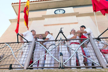 Decenas de cabanilleros disfrutaron del cohete, en el que el Ayuntamiento dio 108 botellas de cava