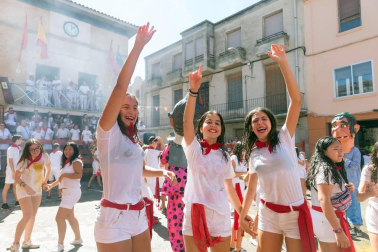Decenas de cabanilleros disfrutaron del cohete, en el que el Ayuntamiento dio 108 botellas de cava