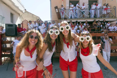 Decenas de cabanilleros disfrutaron del cohete, en el que el Ayuntamiento dio 108 botellas de cava