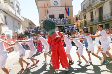 Decenas de cabanilleros disfrutaron del cohete, en el que el Ayuntamiento dio 108 botellas de cava
