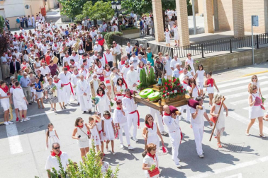 Decenas de cabanilleros disfrutaron del cohete, en el que el Ayuntamiento dio 108 botellas de cava