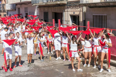 Decenas de cabanilleros disfrutaron del cohete, en el que el Ayuntamiento dio 108 botellas de cava