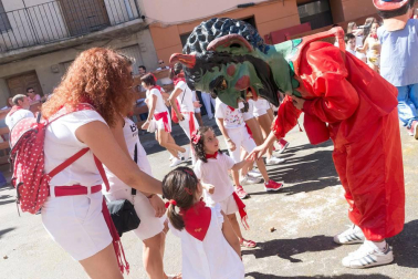 Decenas de cabanilleros disfrutaron del cohete, en el que el Ayuntamiento dio 108 botellas de cava