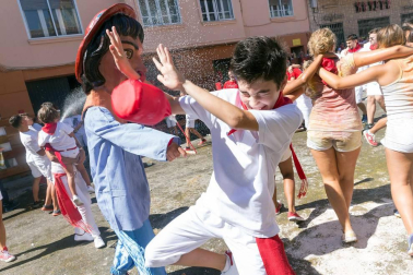 Decenas de cabanilleros disfrutaron del cohete, en el que el Ayuntamiento dio 108 botellas de cava