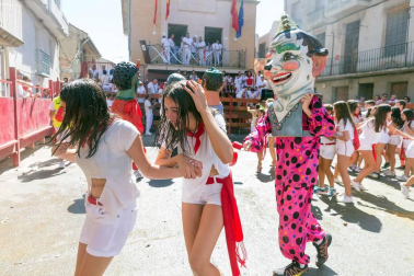 Decenas de cabanilleros disfrutaron del cohete, en el que el Ayuntamiento dio 108 botellas de cava