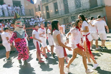 Decenas de cabanilleros disfrutaron del cohete, en el que el Ayuntamiento dio 108 botellas de cava