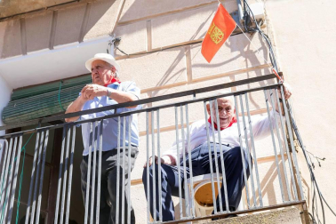 Decenas de cabanilleros disfrutaron del cohete, en el que el Ayuntamiento dio 108 botellas de cava