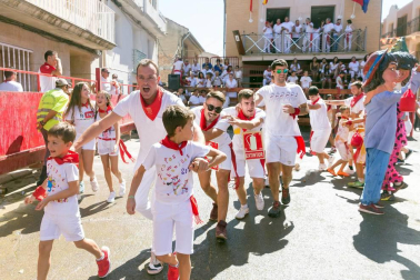 Decenas de cabanilleros disfrutaron del cohete, en el que el Ayuntamiento dio 108 botellas de cava