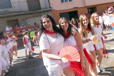 Decenas de cabanilleros disfrutaron del cohete, en el que el Ayuntamiento dio 108 botellas de cava