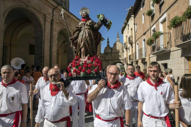 Los Arcos ha vivido la segunda jornada de sus fiestas patronales. En el Día de la Virgen, los vecinos han participado en la procesión. A continuación ha tenido lugar la misa en honor a los patronos Santa María y San Roque.