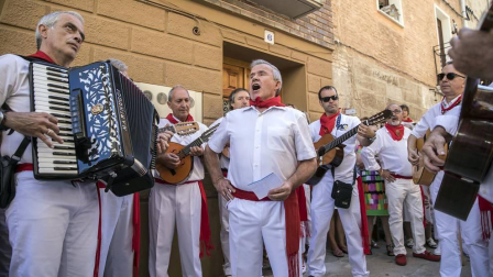 Los Arcos ha vivido la segunda jornada de sus fiestas patronales. En el Día de la Virgen, los vecinos han participado en la procesión. A continuación ha tenido lugar la misa en honor a los patronos Santa María y San Roque.