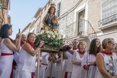 Los Arcos ha vivido la segunda jornada de sus fiestas patronales. En el Día de la Virgen, los vecinos han participado en la procesión. A continuación ha tenido lugar la misa en honor a los patronos Santa María y San Roque.