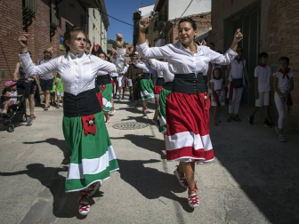 Los Arcos ha vivido la segunda jornada de sus fiestas patronales. En el Día de la Virgen, los vecinos han participado en la procesión. A continuación ha tenido lugar la misa en honor a los patronos Santa María y San Roque.