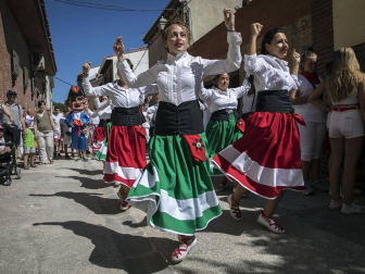 Los Arcos ha vivido la segunda jornada de sus fiestas patronales. En el Día de la Virgen, los vecinos han participado en la procesión. A continuación ha tenido lugar la misa en honor a los patronos Santa María y San Roque.