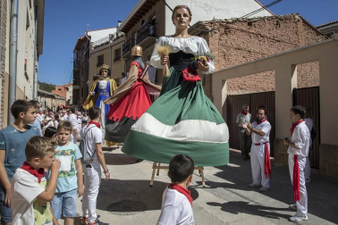 Los Arcos ha vivido la segunda jornada de sus fiestas patronales. En el Día de la Virgen, los vecinos han participado en la procesión. A continuación ha tenido lugar la misa en honor a los patronos Santa María y San Roque.