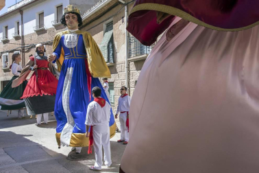 Los Arcos ha vivido la segunda jornada de sus fiestas patronales. En el Día de la Virgen, los vecinos han participado en la procesión. A continuación ha tenido lugar la misa en honor a los patronos Santa María y San Roque.