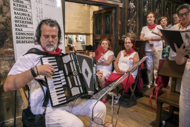 Los Arcos ha vivido la segunda jornada de sus fiestas patronales. En el Día de la Virgen, los vecinos han participado en la procesión. A continuación ha tenido lugar la misa en honor a los patronos Santa María y San Roque.