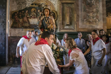 Los Arcos ha vivido la segunda jornada de sus fiestas patronales. En el Día de la Virgen, los vecinos han participado en la procesión. A continuación ha tenido lugar la misa en honor a los patronos Santa María y San Roque.