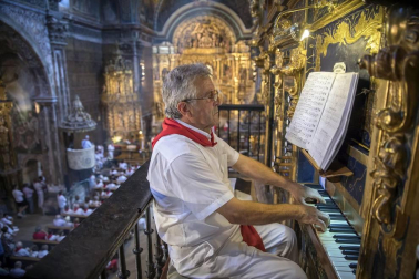 Los Arcos ha vivido la segunda jornada de sus fiestas patronales. En el Día de la Virgen, los vecinos han participado en la procesión. A continuación ha tenido lugar la misa en honor a los patronos Santa María y San Roque.