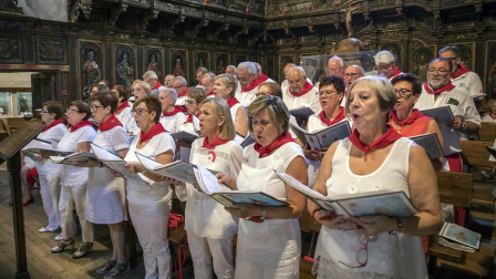 Los Arcos ha vivido la segunda jornada de sus fiestas patronales. En el Día de la Virgen, los vecinos han participado en la procesión. A continuación ha tenido lugar la misa en honor a los patronos Santa María y San Roque.