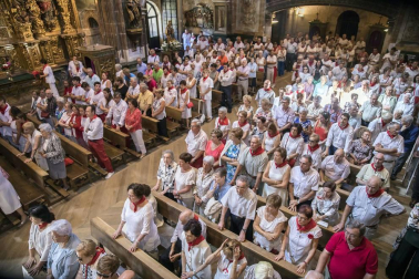 Los Arcos ha vivido la segunda jornada de sus fiestas patronales. En el Día de la Virgen, los vecinos han participado en la procesión. A continuación ha tenido lugar la misa en honor a los patronos Santa María y San Roque.