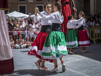 Los Arcos ha vivido la segunda jornada de sus fiestas patronales. En el Día de la Virgen, los vecinos han participado en la procesión. A continuación ha tenido lugar la misa en honor a los patronos Santa María y San Roque.